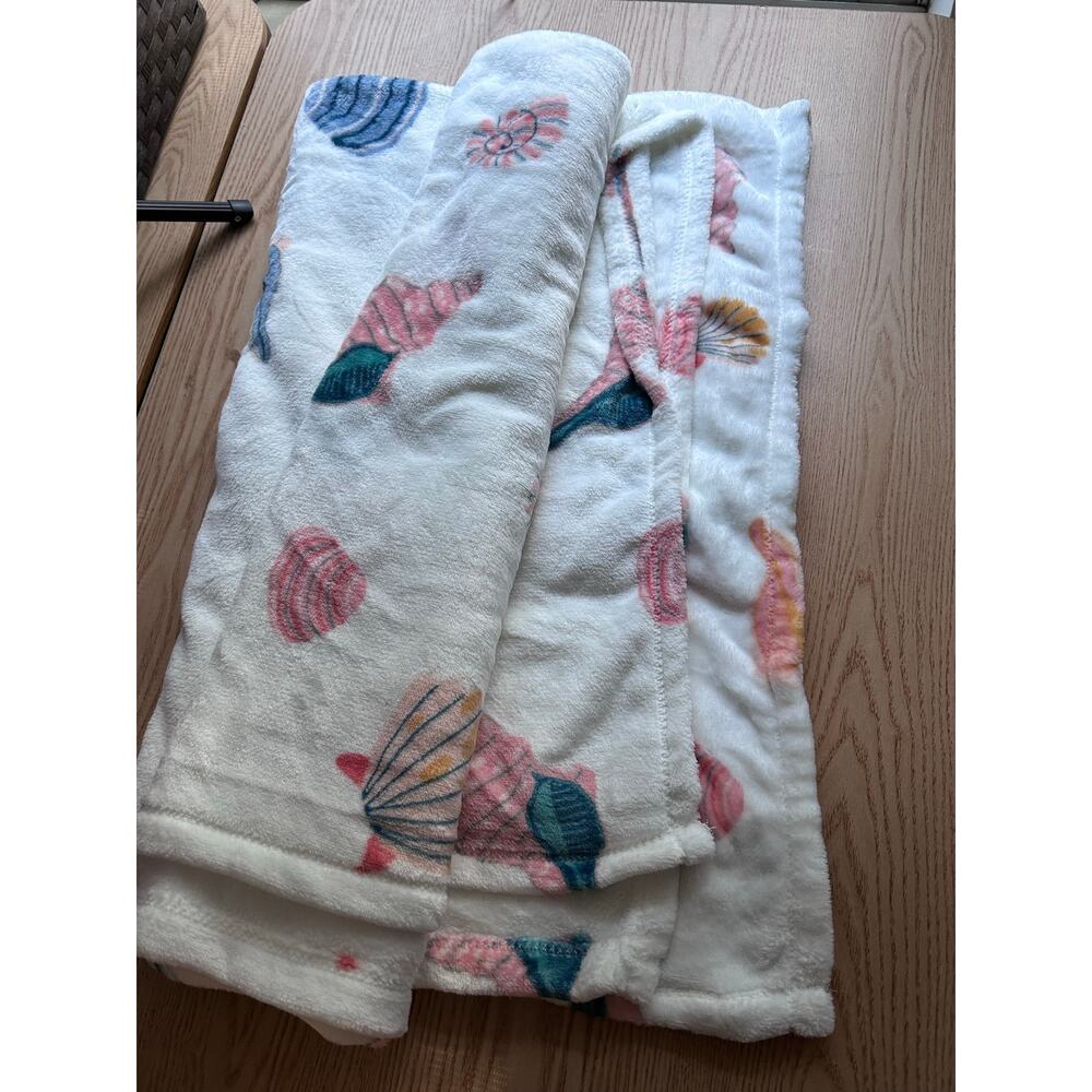New Fleece Throw Blanket Shells 🐚 Print Super Soft Pink Blue White size 48”x64”